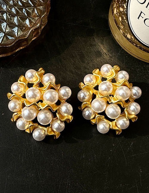 Pearl gold round studs