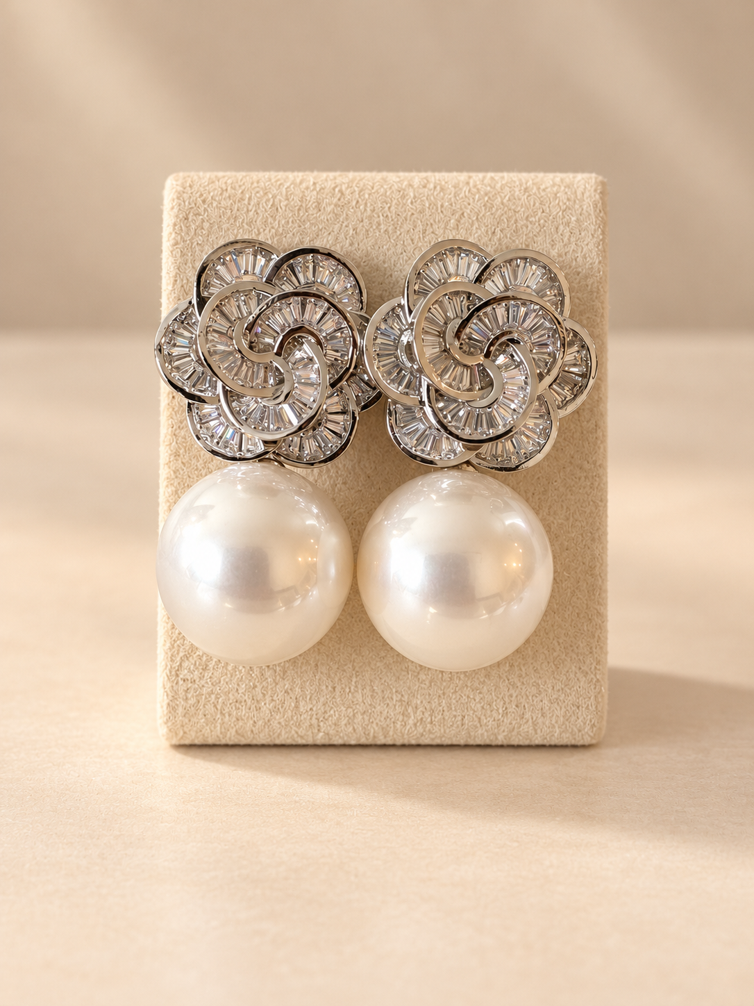 Flower pearl diamond earrings