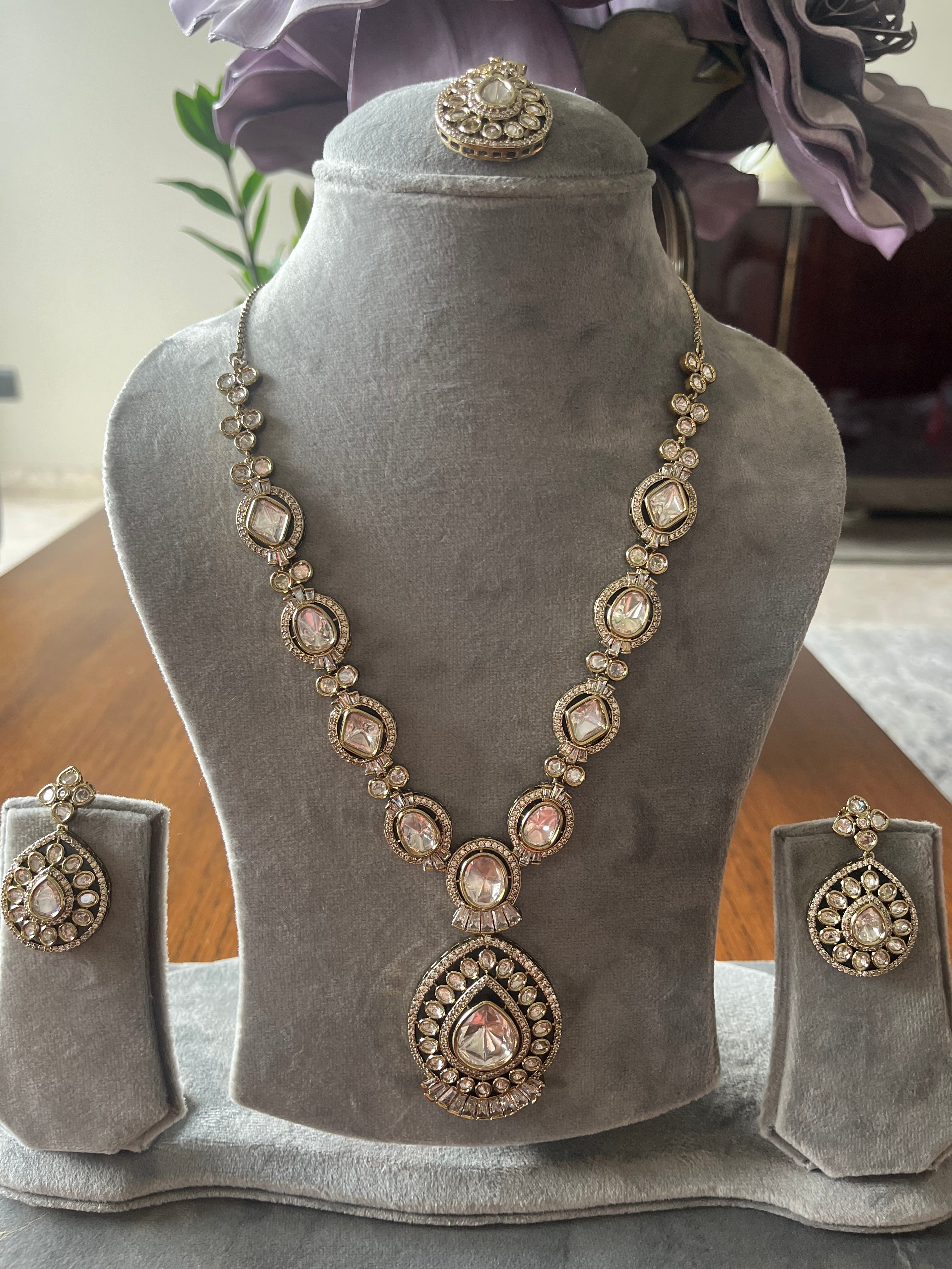 Contemporary polki set with maang tikka