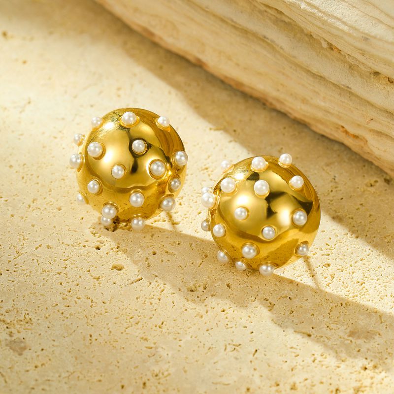 Pearl gold round studs