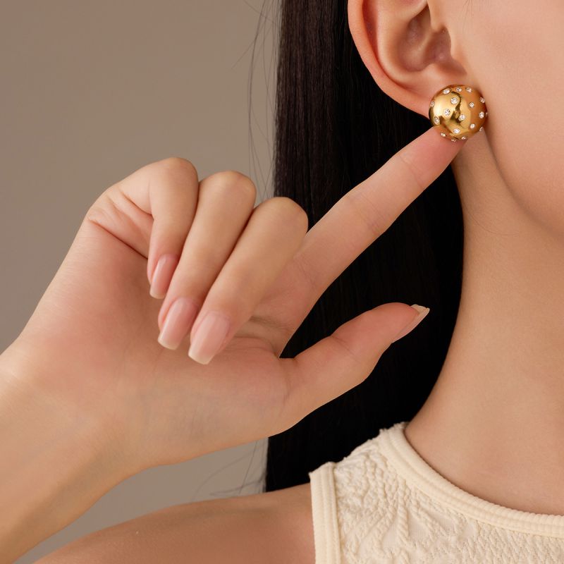 Pearl gold round studs