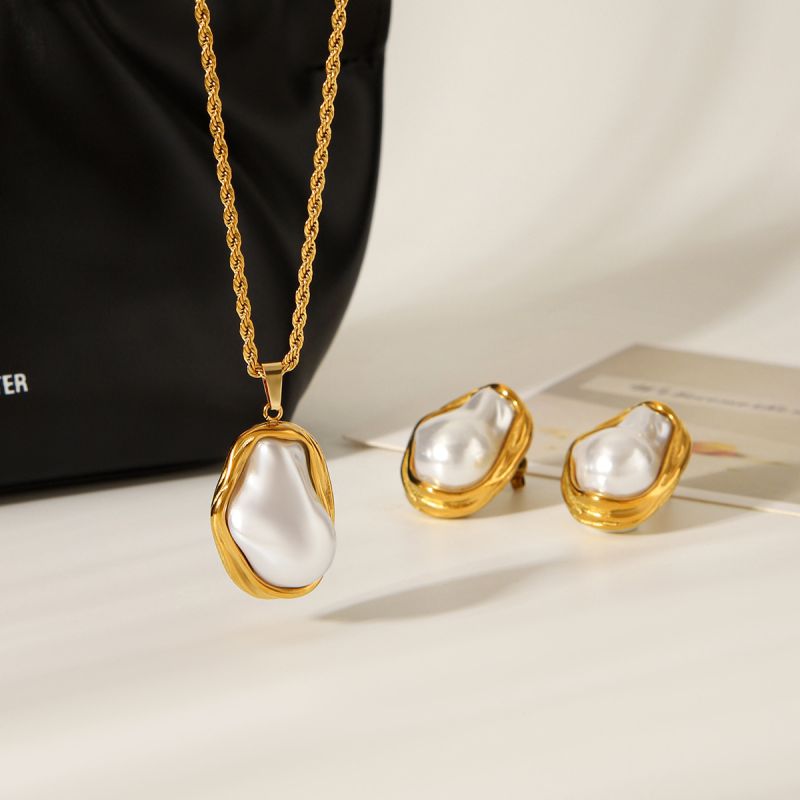 Baroque pearl studs and pendant set