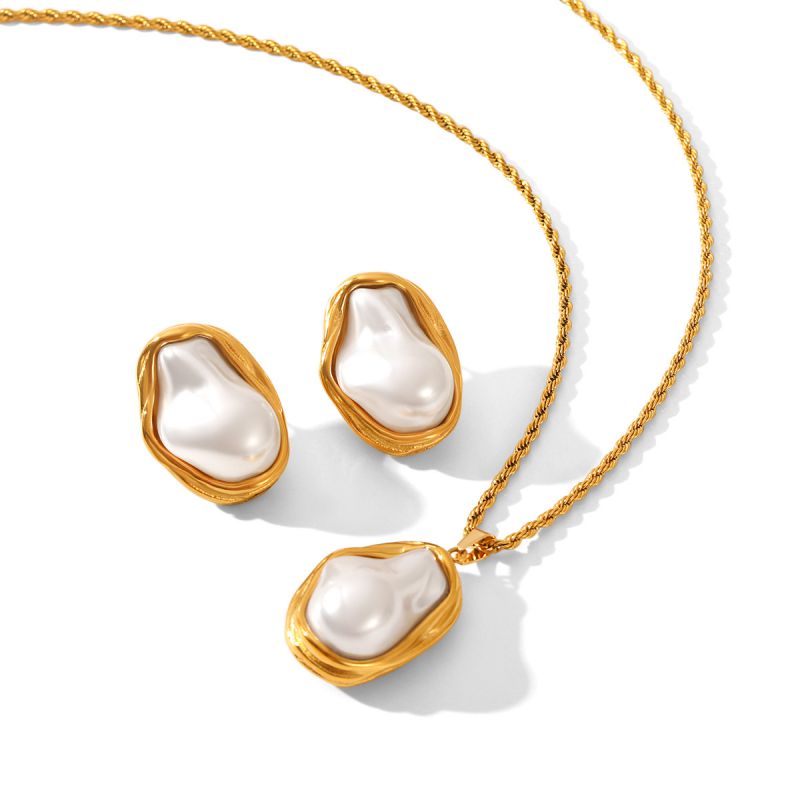 Baroque pearl studs and pendant set