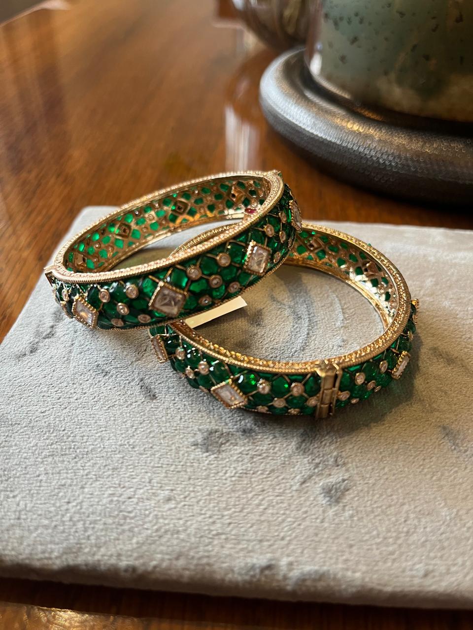 Emerald polki pair of bangles