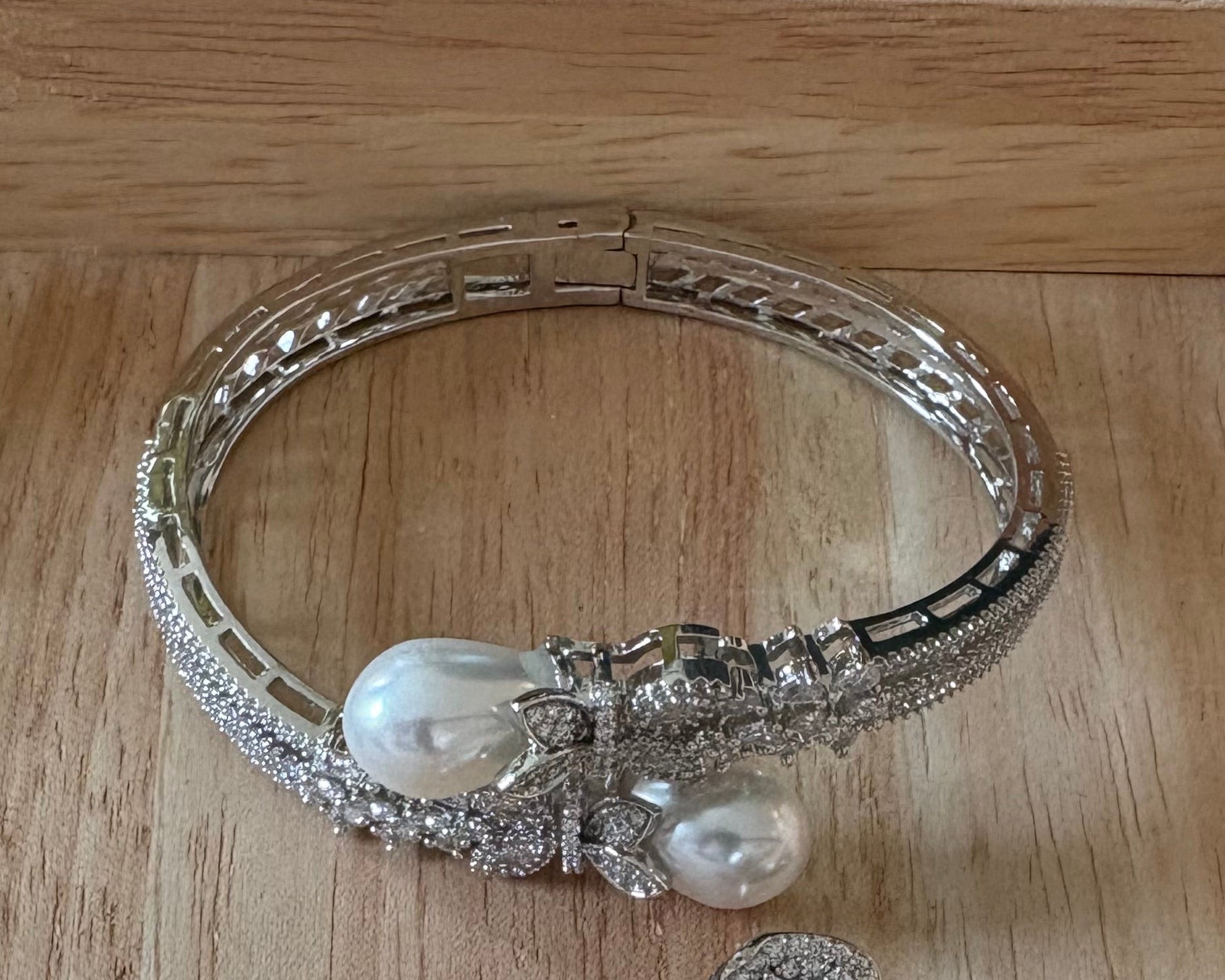 Pearl clasp silver diamond bracelet
