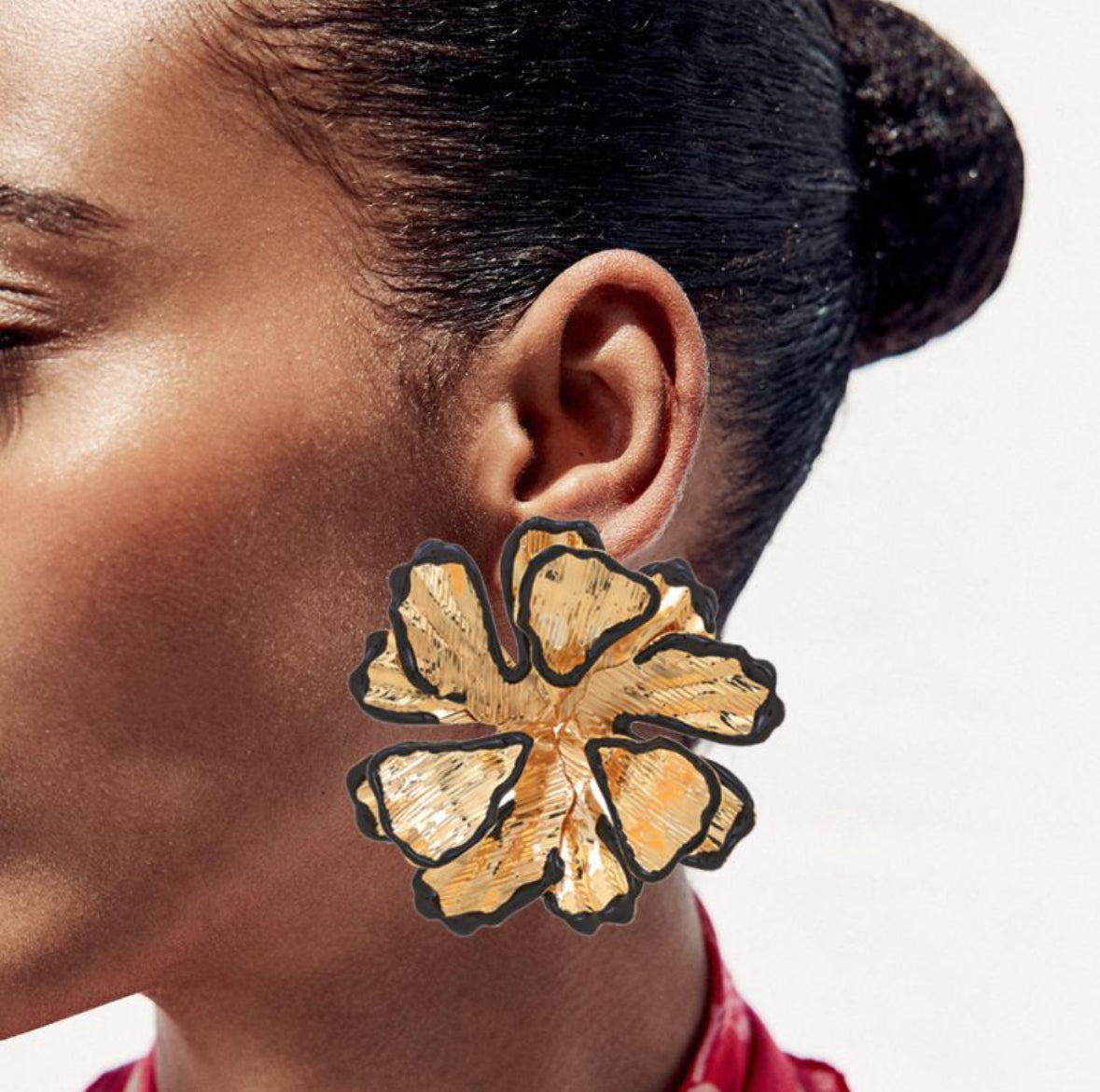Flower gold & black bold earrings