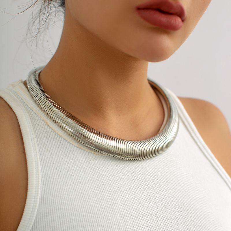 Silver Thread Round Collar Necklace