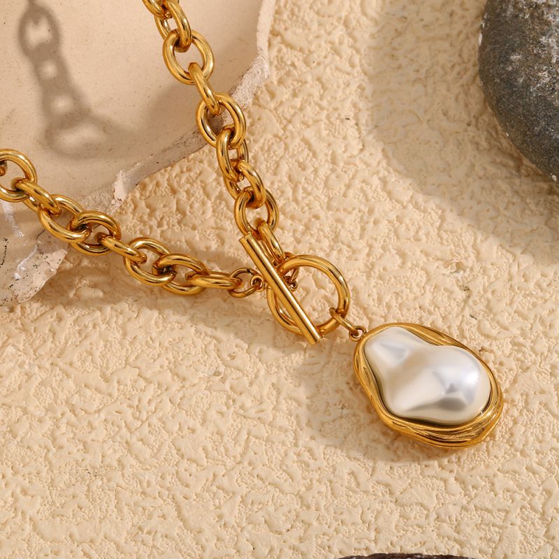 Baroque pearl buckle necklace