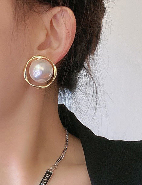 Nura Pearl Gold Studs